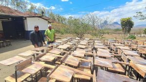 Universidad Rómulo Gallegos fabricará 8.000 pupitres para dotar sus aulas
