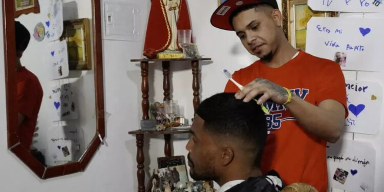 Venezolano que fue expulsado por EEUU a El Salvador en 2025 reclama indemnización de 1,3 millones de dólares