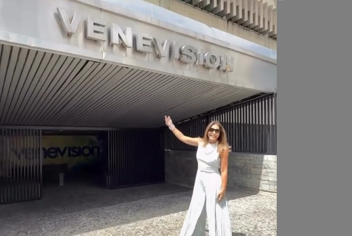 Viviana Gibelli es vista en los pasillos de Venevisión