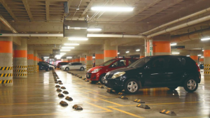 Anuncian investigación a estacionamientos privados de centros comerciales por cobros desmesurados