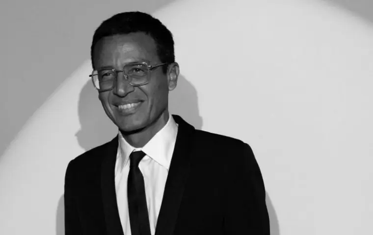 notificado por la demanda de Miss Universe en Nueva York y vuela a París sin dar la cara