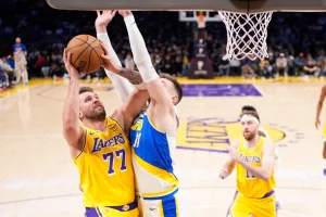 Doncic anota 44 puntos en 3 cuartos y Lakers sin LeBron vencen 128-117 a Pacers
