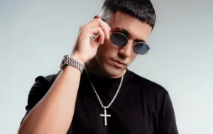 Moa Rivera revoluciona la salsa moderna con su álbum “Mal Necesario” [+conexión con nuevas generaciones]