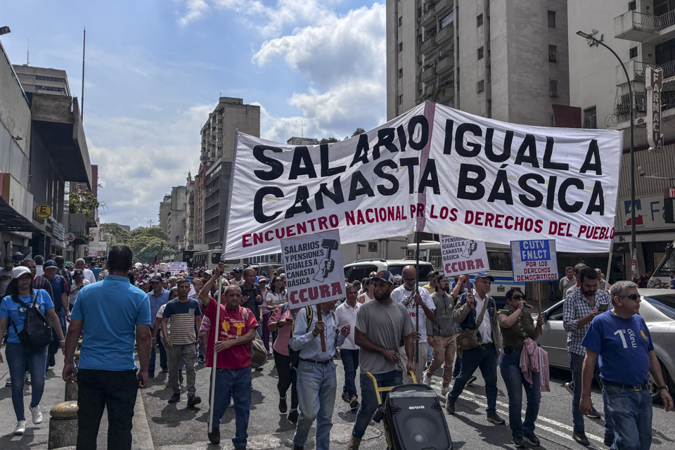 reclaman por mejores sueldos, apagones y presos políticos