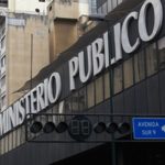 Así atraparon a una mujer que asaltaba con tijeras en autobuses