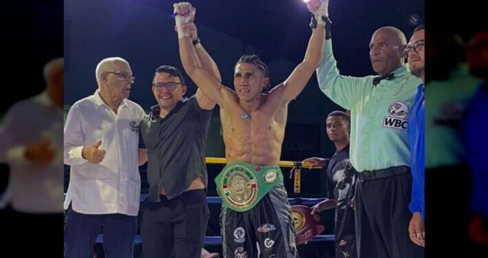 Alexander Jiménez se corona como campeón mundial juvenil de peso pluma del CMB