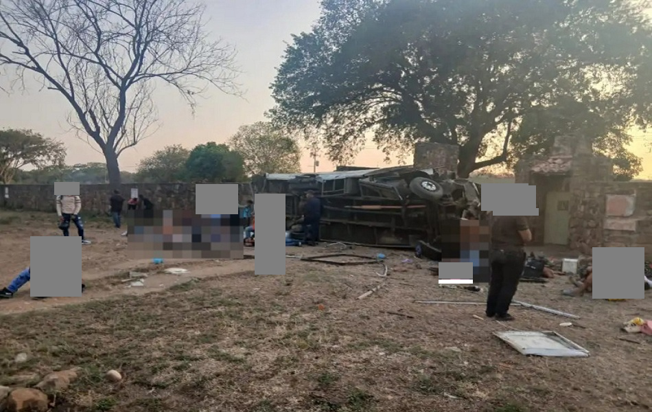 Tres muertos y 39 heridos tras vuelco de autobús