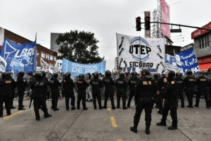 Argentinos bloquean vías en rechazo al cierre de otro programa social