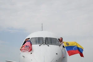 Aterriza en Venezuela el primer vuelo comercial directo de EE.UU. tras 7 años de suspensión