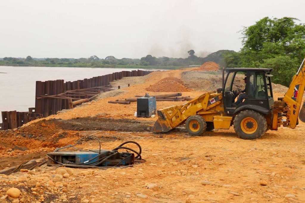 Barinas: Construyen terraplén en Sosa para minimizar inundaciones
