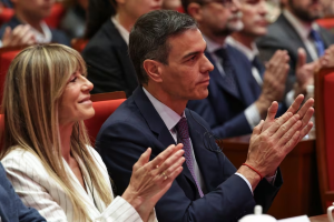 Justicia española procesa a esposa de Pedro Sánchez por corrupción y tráfico de influencias