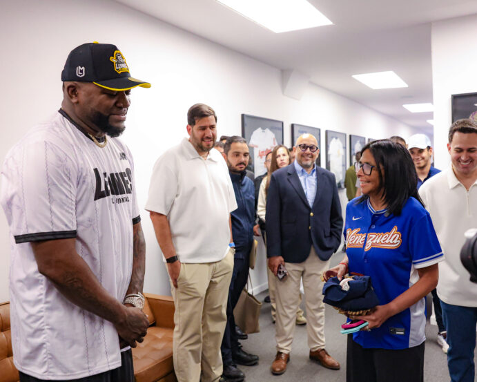Presidenta Delcy Rodríguez compartió con las leyendas del béisbol que participarán en juego de exhibición