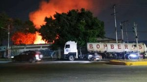 Bomberos controlan incendio en una recicladora del estado Aragua