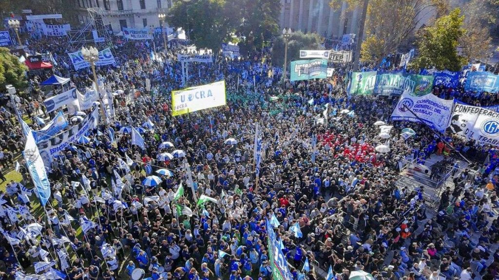 CGT marchó en Argentina con amenaza latente de otro paro nacional