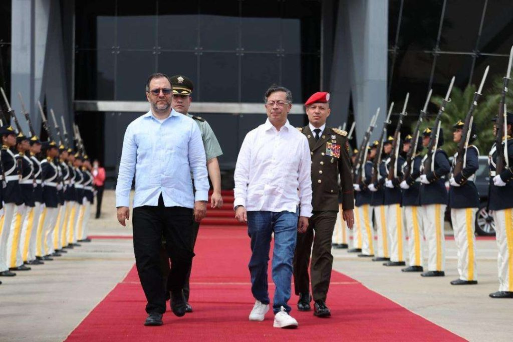 Canciller Gil despide a Gustavo Petro tras exitosa jornada de integración en Caracas