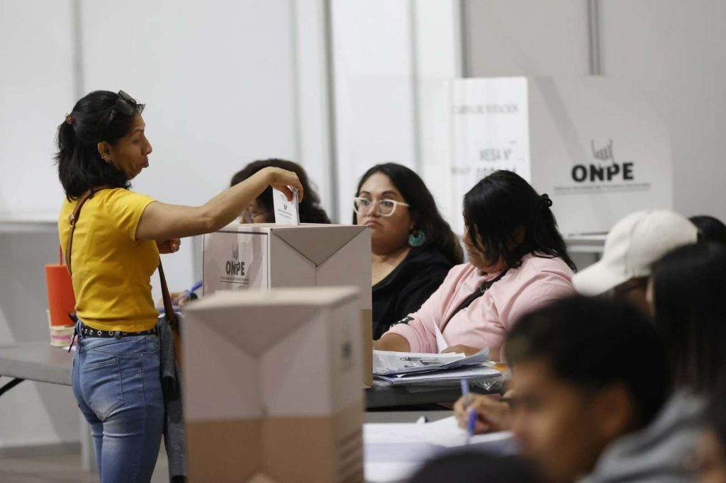 Cierran los centros de votación en Perú e inicia el proceso de escrutinio