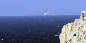 EEUU inició bloqueo a los puertos de Irán y Teherán amenazó con escalar el conflicto