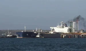 Cuba descarga con éxito 100.000 toneladas de crudo donado por Rusia