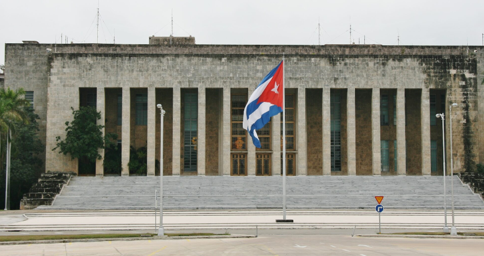 Gobierno de Cuba indulta a más de dos mil presos