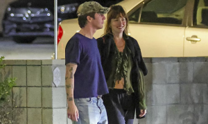 cómo Dakota Johnson y su pareja Role Model reescriben la moda urbana