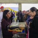 Presidenta Rodríguez rindió homenaje en capilla ardiente al coronel Helmer David Prato Veloz