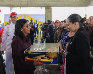 Presidenta Rodríguez rindió homenaje en capilla ardiente al coronel Helmer David Prato Veloz