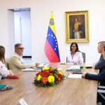 Delcy Rodríguez se reúnió con el equipo de aguas