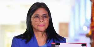 Delcy Rodríguez pide el fin de las sanciones a Venezuela en una reunión con una delegación de EEUU en Caracas