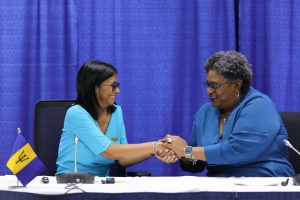 Delcy invita a Barbados a invertir en hidrocarburos para fortalecer la seguridad energética regional