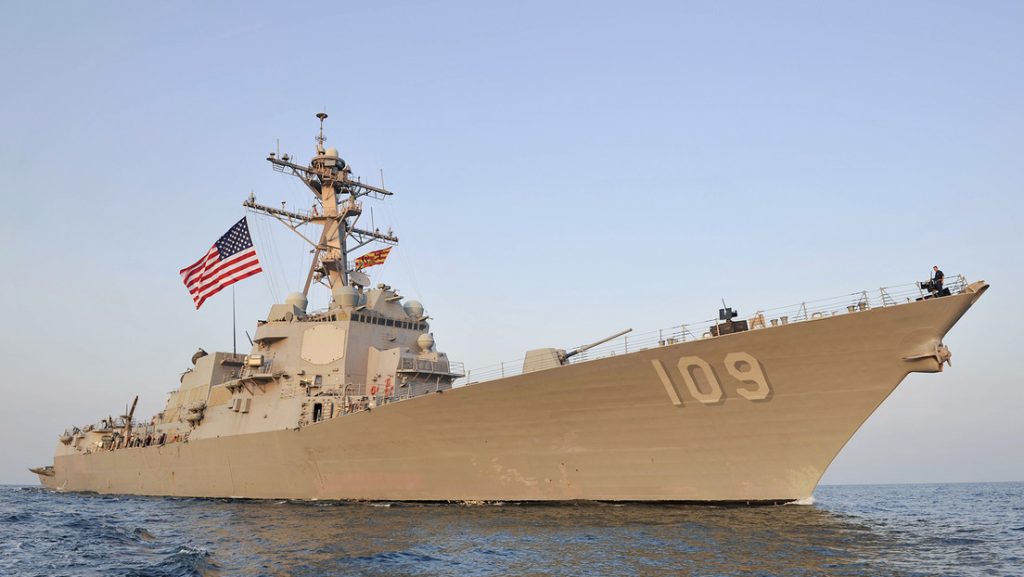 Destructor de EE.UU. da media vuelta ante Ormuz tras una advertencia de Irán