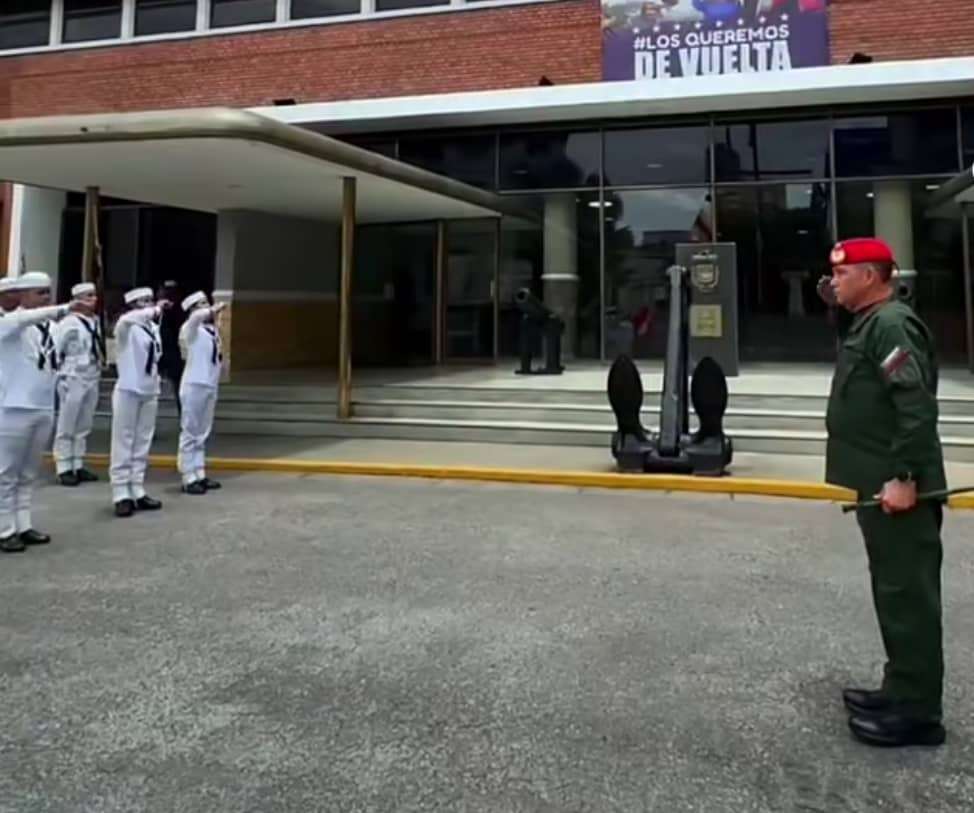 El ministro de la defensa visitó la Comandancia General de la Armada