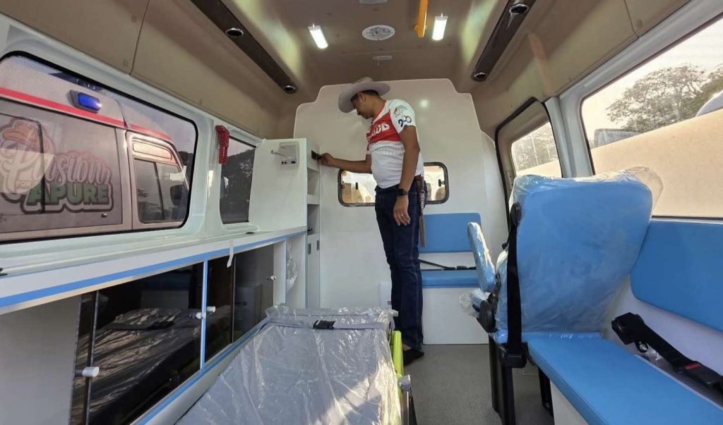 Entregan seis nuevas ambulancias para fortalecer red de emergencias