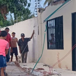 Niña de menos de dos años jugaba en el patio y una pared le cayó encima