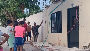 Niña de menos de dos años jugaba en el patio y una pared le cayó encima