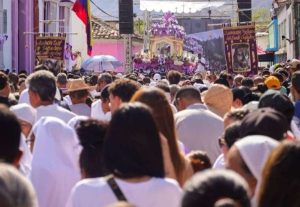 Fieles desbordaron Villa de Cura en la procesión del Santo Sepulcro