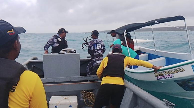 Fuerte oleaje volcaron dos embarcaciones en Falcón