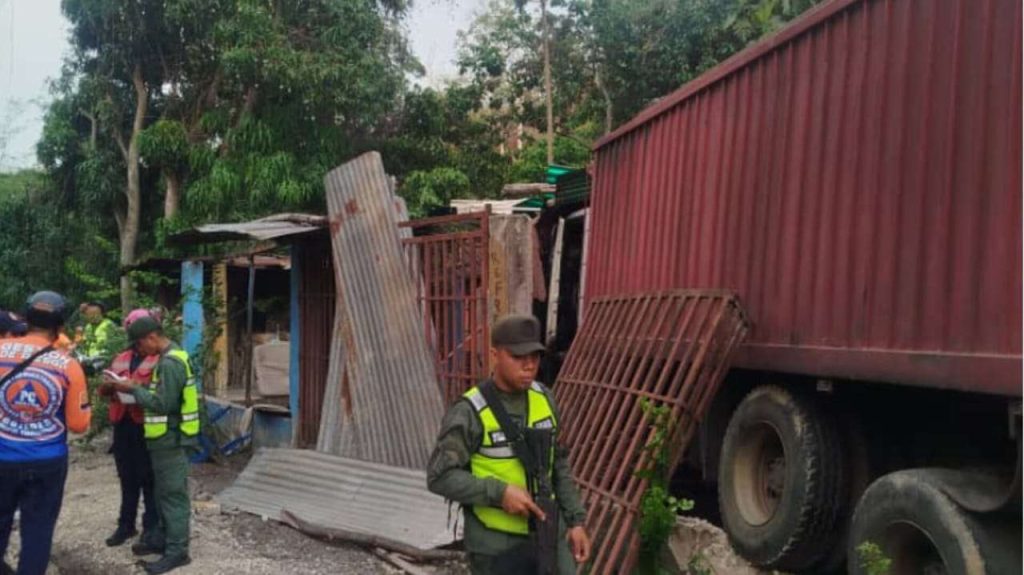 Gandola chocó contra vivienda en Tinaquillo estado Cojedes