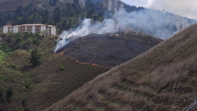 Incendio afectó varias zonas de Baruta este 12 de Abril, inician investigaciones para determinar las causas