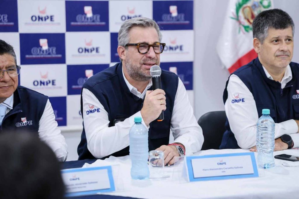 Investigan a jefe de órgano electoral de Perú por irregularidades con entrega de material