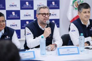 Investigan a jefe de órgano electoral de Perú por irregularidades con entrega de material