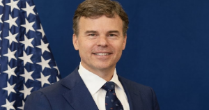 EEUU reemplazaría a Laura Dogu y designaría al diplomático John Barrett como el nuevo encargado de negocios