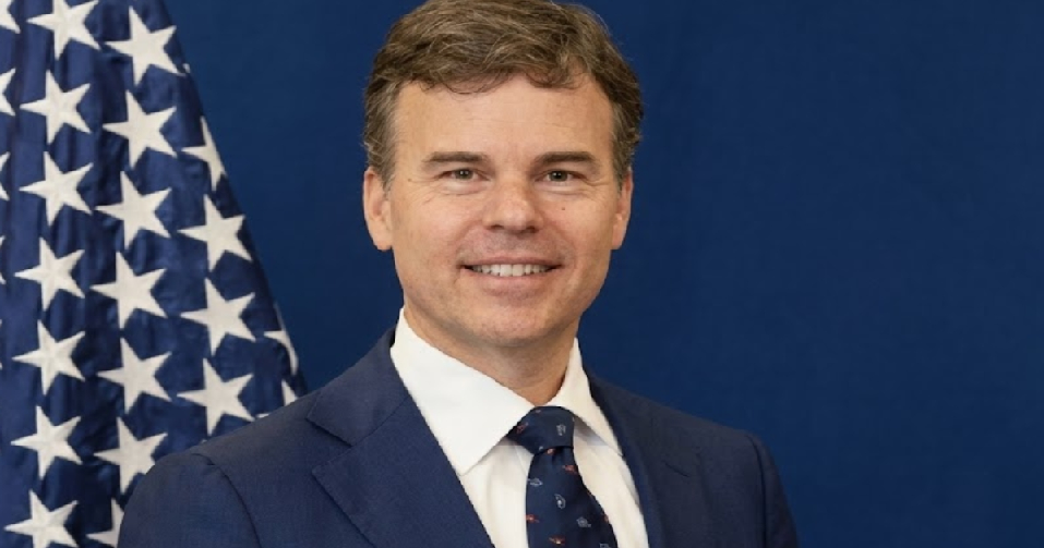 EEUU reemplazaría a Laura Dogu y designaría al diplomático John Barrett como el nuevo encargado de negocios