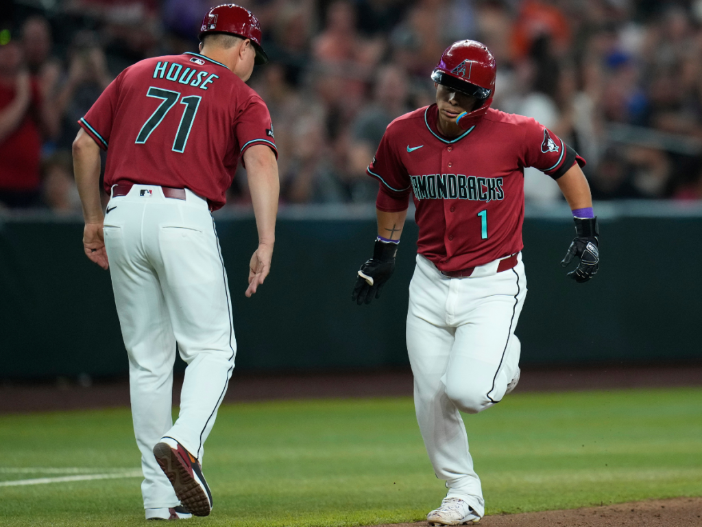 Jorge Barrosa destapó su cuenta jonronera del año