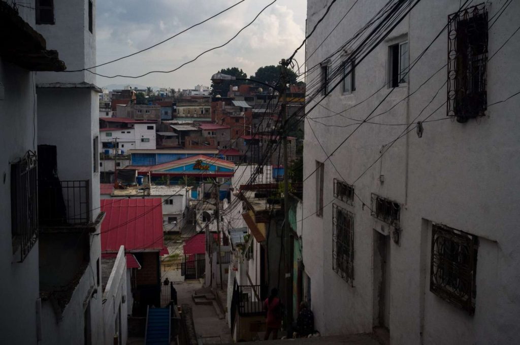 La denunció por dejar la basura de su negocio frente a su casa