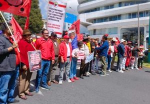 Organizaciones sociales de Ecuador marchan contra el CNE ante adelanto de elecciones