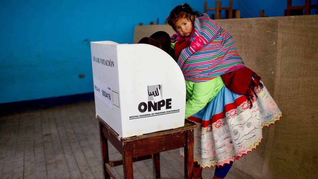 Perú celebra elecciones generales en medio de crisis política