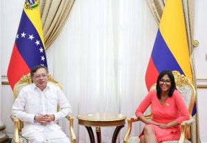 Gustavo Petro de visita en Miraflores recibido por la presidenta Rodríguez