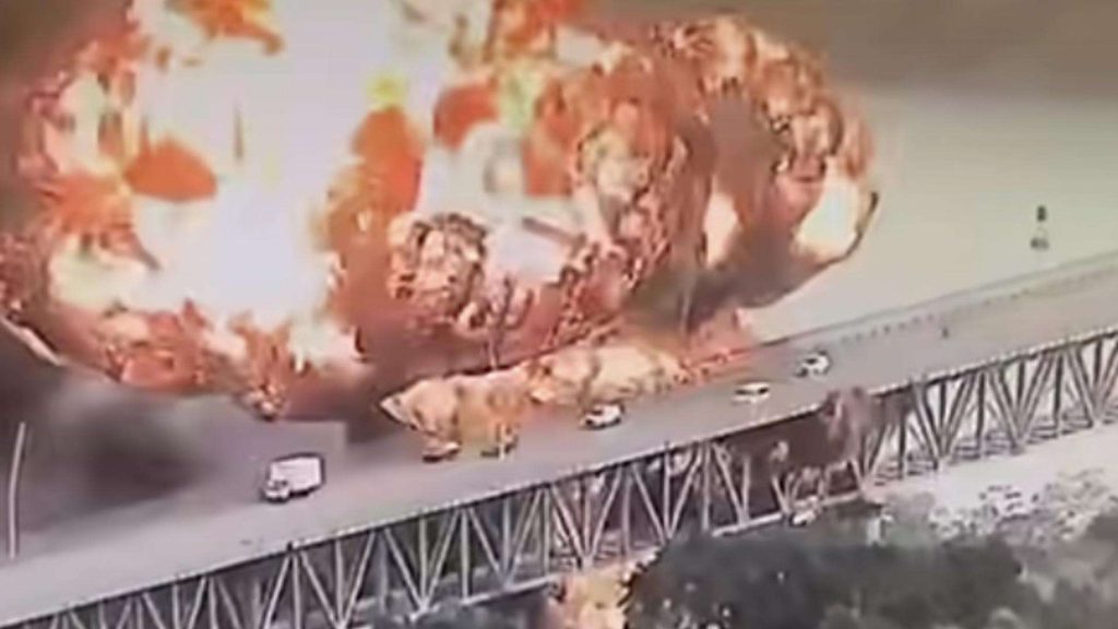 Potente incendio en puente de Panamá afectó varios vehículos