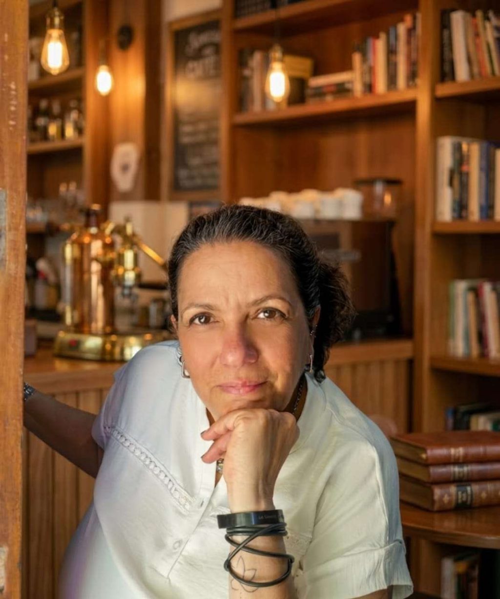 Presentan en Cuba el poemario "Cuerpo quebrado lumbre", de Esmeralda Torres