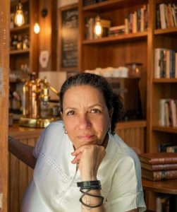 Presentan en Cuba el poemario "Cuerpo quebrado lumbre", de Esmeralda Torres